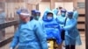Wasu ma'aikatan kiwon lafiya suna kulawa da wani da ake zargin ya kamu da cutar Coronavirus a China