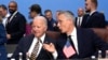 Predsjednik SAD Džo Bajden i generalni sekretar NATO- Jens Stoltenberg tokom samita alijanse u Viljnusu, u julu 2023. Pentagon je potvrdio da je jedan njihov zvaničnik imao simptome slične onima koje su prijavljivale osobe sa "Havana sindromom". (Foto: AP/Pavel Golovkin)