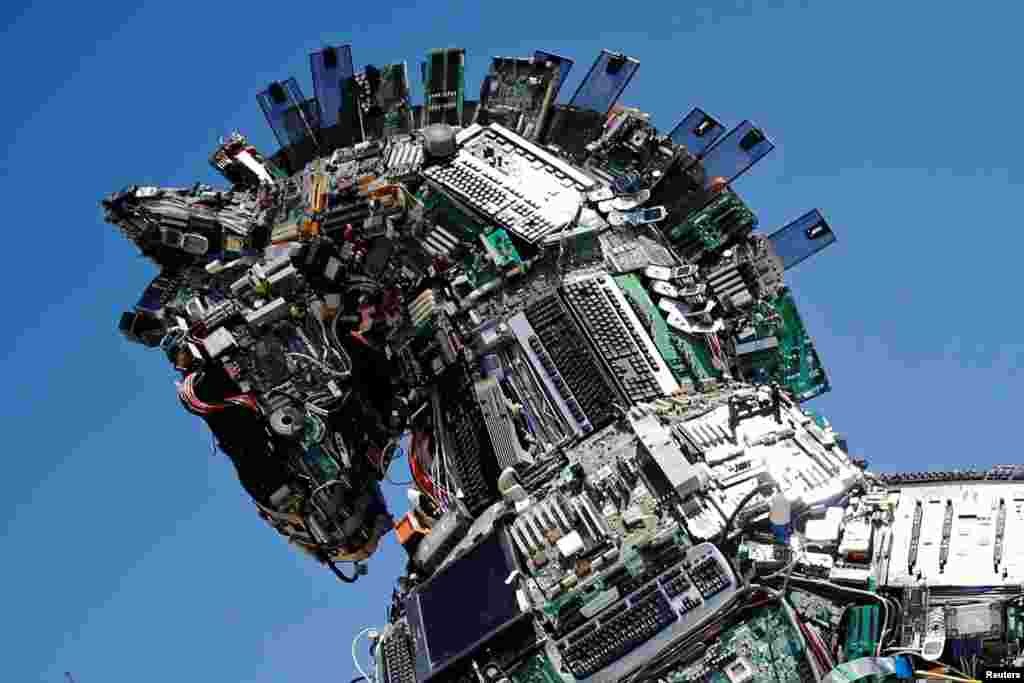 &quot;Kuda Cyber&quot; yang dibuat dari perangkat komputer dan ponsel dipajang pada konferensi &#39;Cyberweek&#39; di Universitas Tel Aviv, Israel.