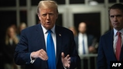 El expresidente de Estados Unidos y candidato presidencial republicano Donald Trump habla con la prensa durante su juicio por supuestamente encubrir pagos de dinero vinculados a relaciones extramatrimoniales en el Tribunal Penal de Manhattan en Nueva York el 22 de abril de 2024.