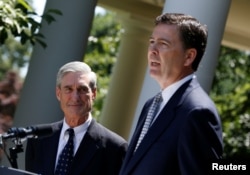 James Comey, derecha, y Robert Mueller en el Jardín de las Rosas de la Casa Blanca, June 21, 2013.