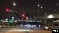 Señal de protesta en la frontera de San Diego y Tijuana ante la visita del Secretario John Kelly. (Foto Arturo Martínez)