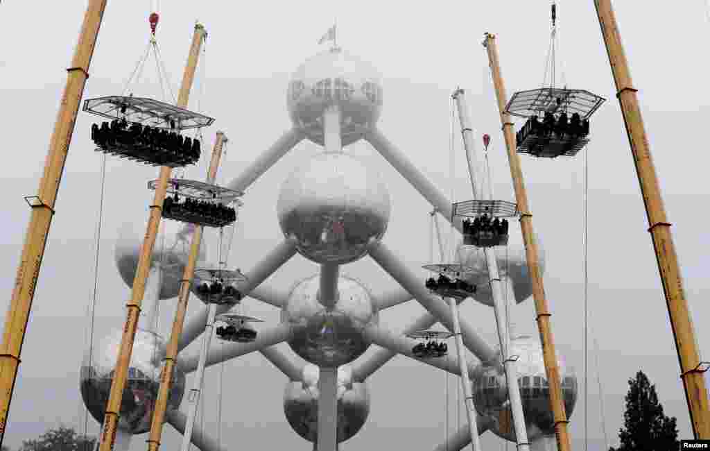 Peringatan 10 tahun &quot;Dinner in the Sky&quot; atau &quot;Makan Malam di Angkasa&quot; di dekat Atomium, kota Brussels, Belgia.