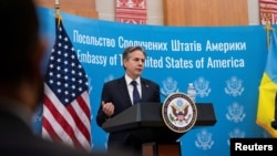 Держсекретар США Ентоні Блінкен розмовляє з працівниками американського посольства у Києві 19 січня 2022 р.