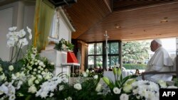 En una foto difundida por el Vaticano, el Papa Francisco preside la oración del Santo rosario en la Capilla de las Apariciones de Fátima, Portugal.