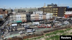 Vista general de la escena de un tiroteo en una estación de metro cerca de un cementerio en el distrito de Brooklyn de la ciudad de Nueva York, Nueva York, EEUU, el 12 de abril de 2022.