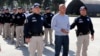 En esta foto proporcionada por la oficina de prensa de la Policía de Colombia, agentes escoltan a Álvaro Córdoba extraditándolo a EEUU, en Bogotá, el 19 de enero de 2023. Córdoba es hermano de la senadora Piedad Córdoba y está acusado de cargos por tráfico de droga.