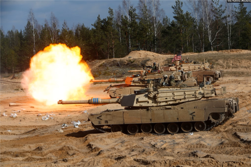 Los tanques M1A1 Abrams participan en un ejercicio de la OTAN en Adazi, Letonia, en esta foto tomada el 26 de marzo de 2021. Moscú dijo que proporcionar los tanques a Ucrania sería una &quot;provocación flagrante&quot;.