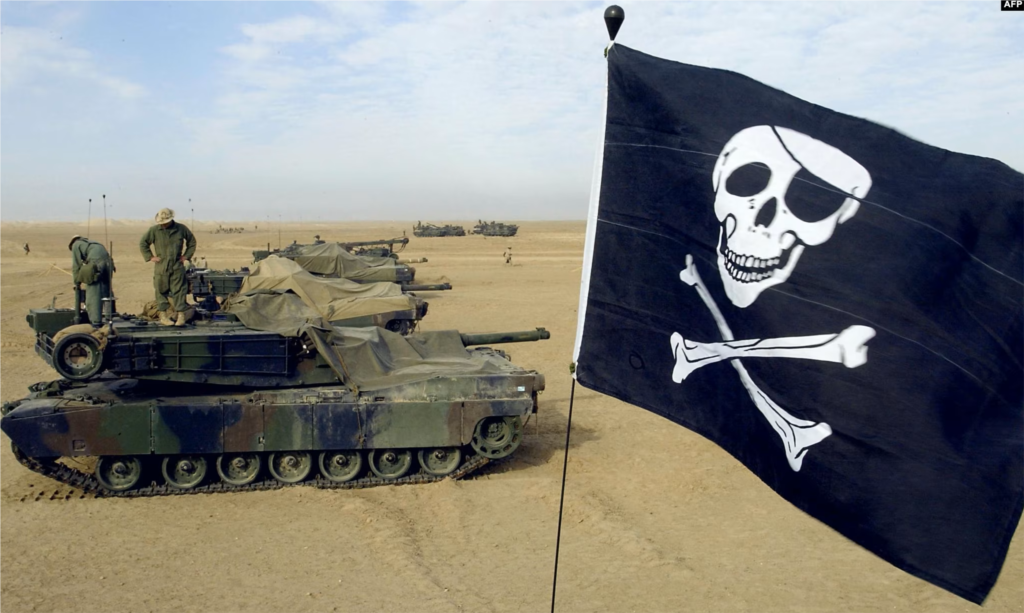 Los reservistas del Cuerpo de Marines de EEUU vuelan su &quot;Jolly Roger&quot; en un tanque M1A1 Abrams en el campamento Grizzly del Cuerpo de Marines de EEUU, en Kuwait, el 16 de febrero de 2003. El Abrams ha pasado por varias actualizaciones, dando como resultado las versiones M1, M1A1 y M1A2, cada una con mejoras en armamento, protección y electrónica.