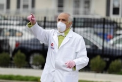 El Dr. Ramon Tallaj, presidente de la Junta de Somos Community Care, dirige el tráfico en un sitio de prueba de detección de anticuerpos contra el coronavirus en Hempstead, Nueva York.