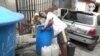 Mujeres y niños cargan con el peso de las fallas de agua en Venezuela
