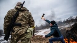VOA Asia - Difficult defense strategy decisions in Ukraine