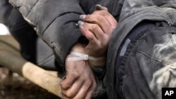 Muchos de los civiles asesinados en Bucha, en el noroeste de Ucrania, estaban con las manos atadas. [Foto: AP]