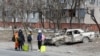 Los refugiados se reúnen en una calle cuando salen de la ciudad durante el conflicto entre Ucrania y Rusia en el asediado puerto sur de Mariupol, Ucrania, el 20 de marzo de 2022. REUTERS/Alexander Ermochenko