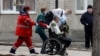 Un militar herido es escoltado por trabajadores médicos, luego de un ataque a la base militar de Yavoriv, en medio de la invasión rusa de Ucrania, en un hospital en Novoyavorivsk, Ucrania, el 13 de marzo de 2022.
