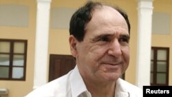 Abdala Bucaram, quien fue presidente de Ecuador durante 6 meses en 1997, llega al Ministerio de Relaciones Exteriores en busca de asilo político en la Ciudad de Panamá, Panamá, el 27 de abril de 2005.