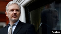 ARCHIVO - El fundador de WikiLeaks, Julian Assange, pronuncia un discurso desde el balcón de la embajada ecuatoriana en el centro de Londres, Gran Bretaña, el 5 de febrero de 2016.