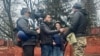 El camarógrafo Pierre Zakrzewski y la periodista ucraniana Oleksandra Kuvshynova, junto con el periodista estadounidense Trey Yingst, en el centro, informando desde Ucrania antes de su muerte el 15 de marzo de 2022. [Foto: Cortesía de Fox News]