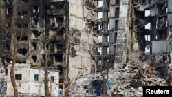 马里乌波尔一座被摧毁的居民楼。(2022年3月30日)