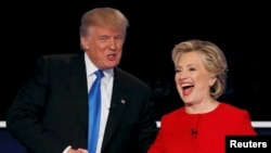 Los entonces candidatos presidenciales Donald Trump y Hillary Clinton se estrechan las manos después de su primer debate en Nueva York el 26 de septiembre de 2016.