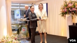 Carolina Raguseo (izquierda) posa junto a la princesa Carolina de Mónaco en la entrega de premios en Mónaco.