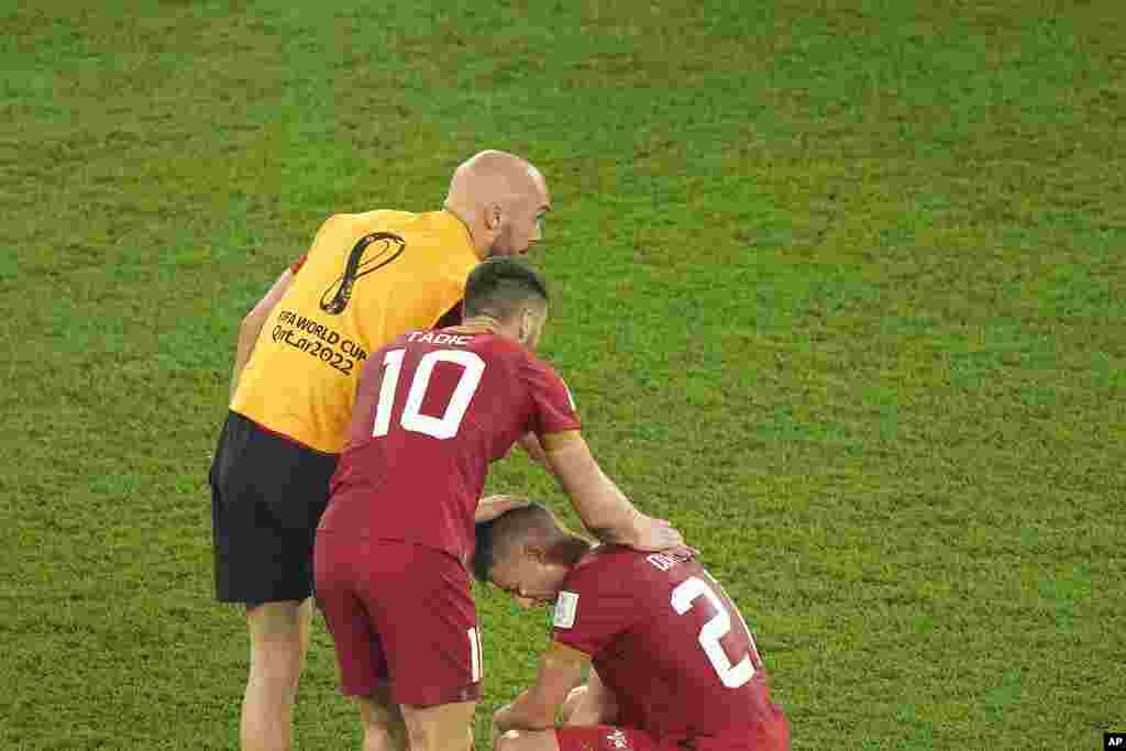 Los jugadores de Serbia se lamentan después del final del partido de fútbol, entre Serbia y Suiza.