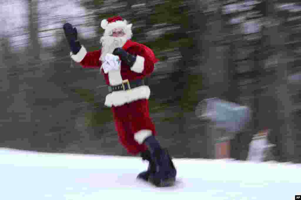 Santa Sunday ha ganado popularidad durante más de dos décadas, recaudando $7.500 este año para la organización benéfica local River Fund, en Newry, estado de Maine.