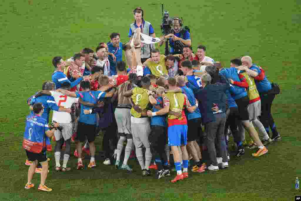 El equipo de Suiza celebra la clasificación, después devecer a Serbia 3-2, el Estadio 974 en Doha, Qatar.