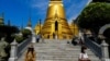 ບັນດານັກທ່ອງທ່ຽວ ເດີນທາງໄປຢ້ຽມຢາມພະລາດຊະວັງໃນນະຄອນຫຼວງບາງກອກ, ປະເທດໄທ, ວັນທີ 7 ມັງກອນ 2023. 
