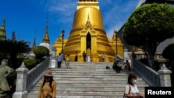ບັນດານັກທ່ອງທ່ຽວ ເດີນທາງໄປຢ້ຽມຢາມພະລາດຊະວັງໃນນະຄອນຫຼວງບາງກອກ, ປະເທດໄທ, ວັນທີ 7 ມັງກອນ 2023. 