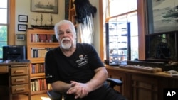 Paul Watson, pendiri organisasi Sea Shepherd Conservation Society, saat diwawancara di rumahnya di Woodstock, Vermont, pada 23 Agustus 2016. (Foto: AP/Lisa Rathke)