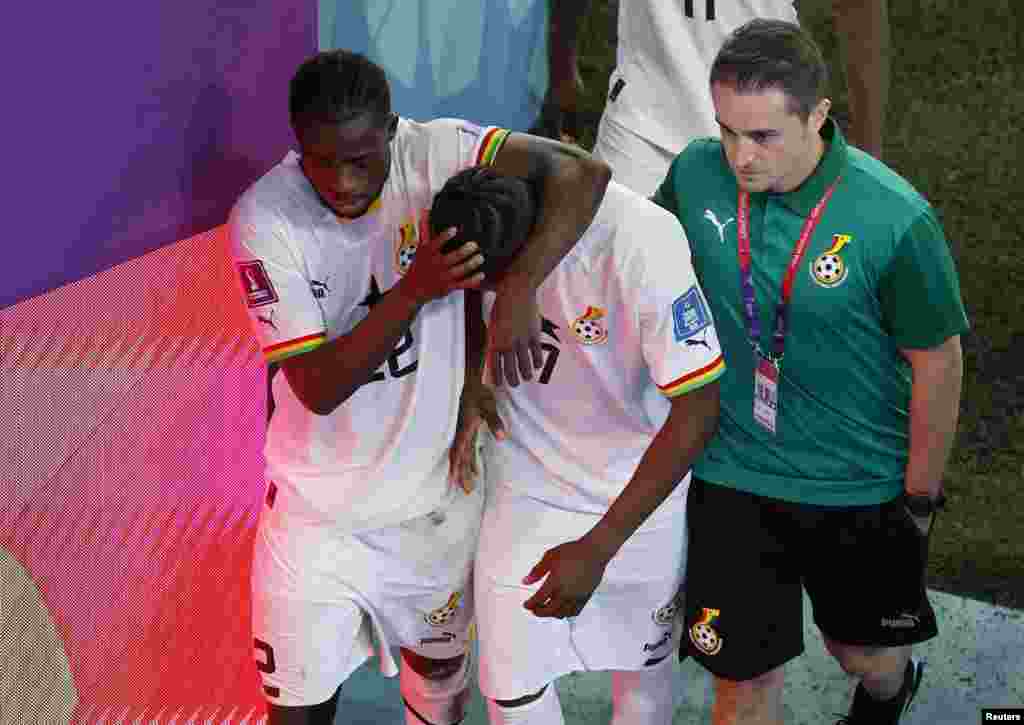 Kamaldeen Sulemana y Fatawu Issahaku, de Ghana, lucen abatidos después del partido en el que se selección quedó eliminada de la Copa del Mundo, tras su derrota ante el equipo 'charrua'.