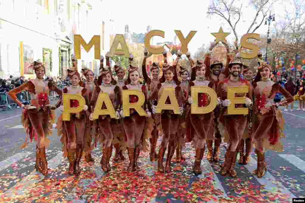 Artistas del desfile ensayan antes del inicio del Desfile de Macy&acute;s.