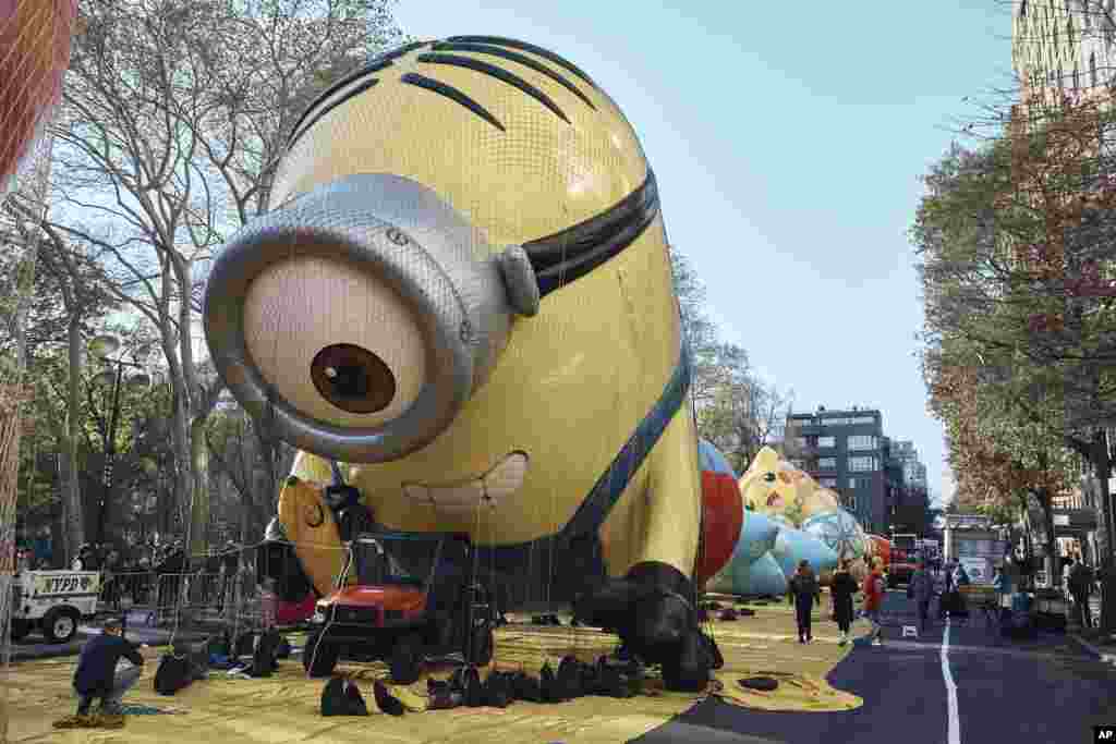 Un hombre toma una foto de un globo de helio inflado de &#39;Stuart the Minion&#39; el miércoles 23 de noviembre de 2022, en Nueva York, mientras la ciudad se prepara para el Desfile del Día de Acción de Gracias de Macy&#39;s.