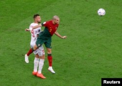 Pepe, de Portugal, se alza por encima del jugador suizo Haris Seferovic, en el partido que dio la victoria a los lusitanos y su pase a cuartos de final, en el estadio Lusail el 6 de diciembre de 2022.
