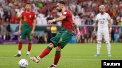 El mediocampista portugués Bruno Fernandes (8) anota de penal contra Uruguay durante la segunda mitad del partido de la fase de grupos de la Copa del Mundo de 2022 en el Estadio Lusail, Qatar. Foto: Yukihito Taguchi, USA TODAY Sports a través de Reuters.