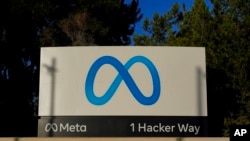 ARCHIVO - Logo de Meta en un cartel en la sede de la compañía en Menlo Park, EEUU.
