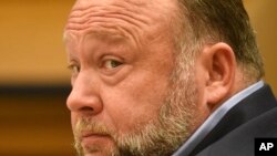 ARCHIVO - Alex Jones fue acusado de promover teorías falsas de conspiración sobre la masacre en la escuela Sandy Hook de 2012. 