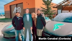 Martín Canabal, Tuti Iraola y Oliver Umpierre posan junto a una figura de Elon Musk y dos vehículos Tesla durante una parada técnica en Canadá, uno de los países por los que pasaron durante la travesía de la ruta Panamericana. [Foto: Martín Canabal]