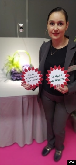 Carolina Raguseo posa junto a su creación tras proclamarse como tercera ganadora del concurso.