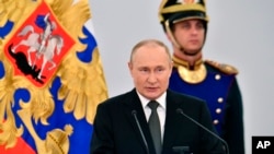 El presidente ruso, Vladimir Putin, habla durante la ceremonia de entrega del Premio Estatal mientras conmemora el Día de Rusia en el Kremlin en Moscú, el 12 de junio de 2022.