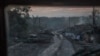 Vehículos destruidos en una carretera en la línea del frente en Severodonetsk, en el este de Ucrania, el 8 de junio de 2022. Foto AP.