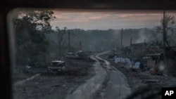 Vehículos destruidos en una carretera en la línea del frente en Severodonetsk, en el este de Ucrania, el 8 de junio de 2022. Foto AP.