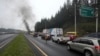 Vehículos varados en la carretera E-34 durante una protesta nacional contra el gobierno de Guillermo Lasso, convocada principalmente por organizaciones indígenas en Cotopaxi, Ecuador, el 13 de junio de 2022. 