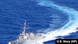 美国海军伯克级导弹驱逐舰“桑普森”号穿越台湾海峡。（2022年1月25日）