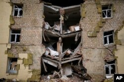 Un edificio semidestruido por bombardeos rusos en Bajmut, en el este de Ucrania. Foto AP.