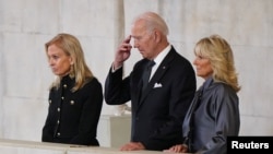 El presidente Joe Biden y la primera dama Jill Biden (derecha) ven el ataúd de la reina Isabel II, yaciendo en el catafalco en Westminster Hall en Londres, el 18 de septiembre de 2022.