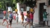 Adolescentes acarrean agua en bidones de plástico en medio de la estrechez económica y el auge del crimen organizado, en Puerto Príncipe, Haití el 17 de septiembre de 2022.