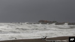 Las olas del mar de Bering salpican un embarcadero en Nome, Alaska, el 16 de septiembre de 2022.
