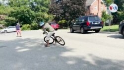 Peruano repara bicicletas para regalarlas